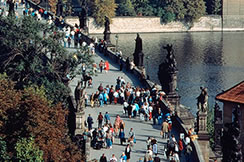 聖ヤン・ネポムツキー像の台座集まる人々