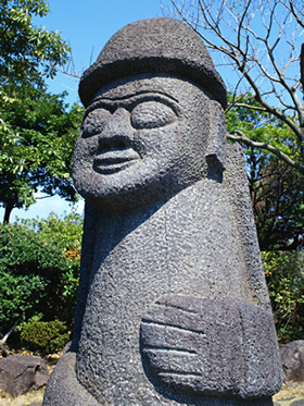 韓国済州島の石像　トルハルバン