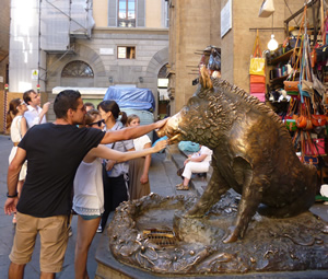 幸運の子豚と呼ばれるイノシシの像 イタリア フィレンツェ His The運 世界のパワースポット特集
